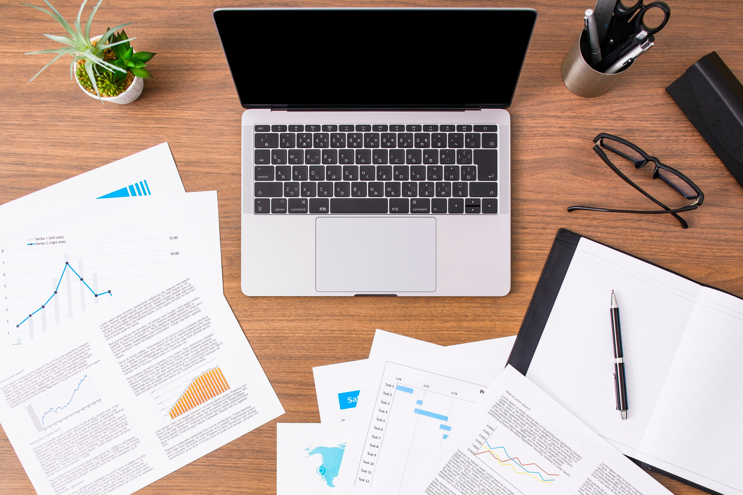 Dirigeant de PME suisse établissant le budget prévisionnel de son entreprise
