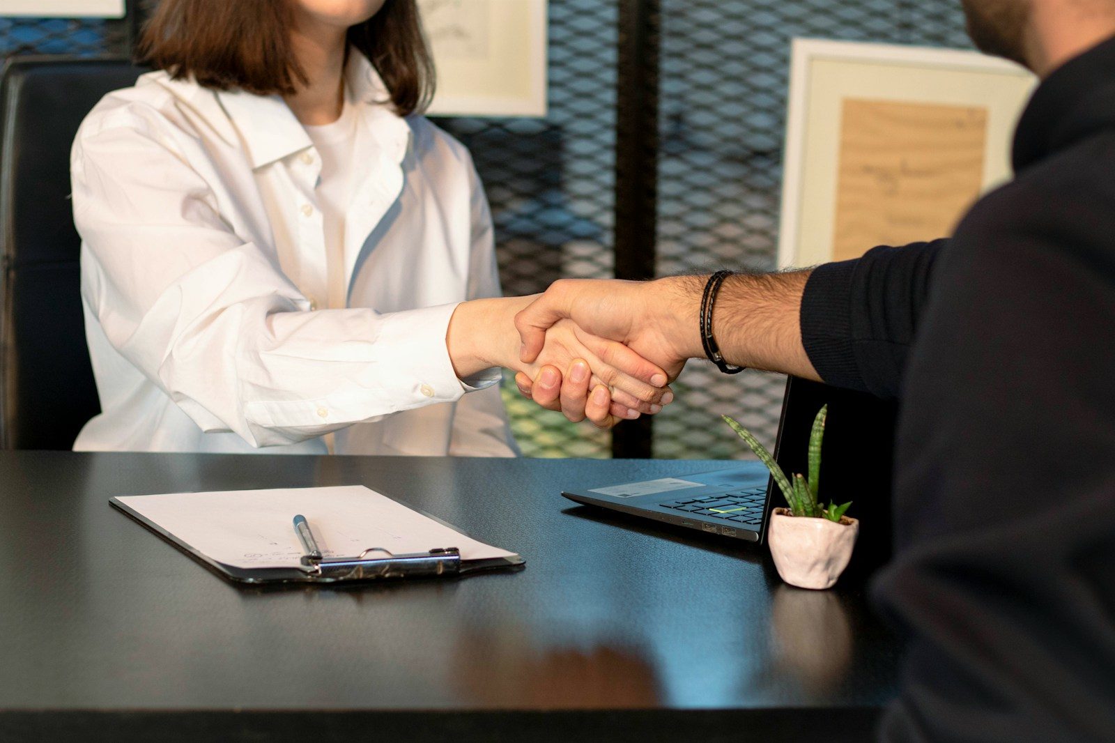 Gestion RH PME en Suisse — dirigeant de petite entreprise et son équipe