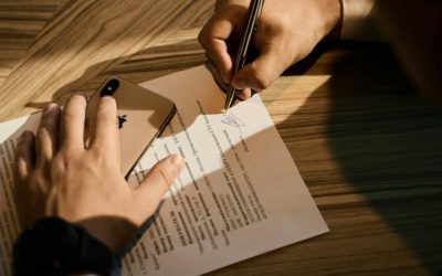 Le contrat de travail en Suisse : clauses essentielles, types et pièges à éviter
