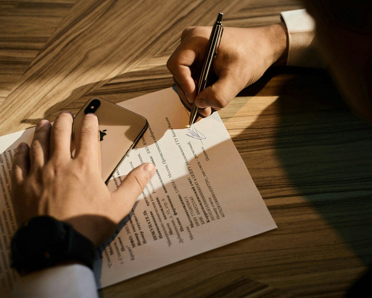 Contrat de travail en Suisse signé entre un employeur de PME et son collaborateur